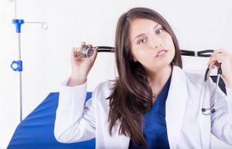 看護師が職場恋愛で片思いしている時の悩みと転職について